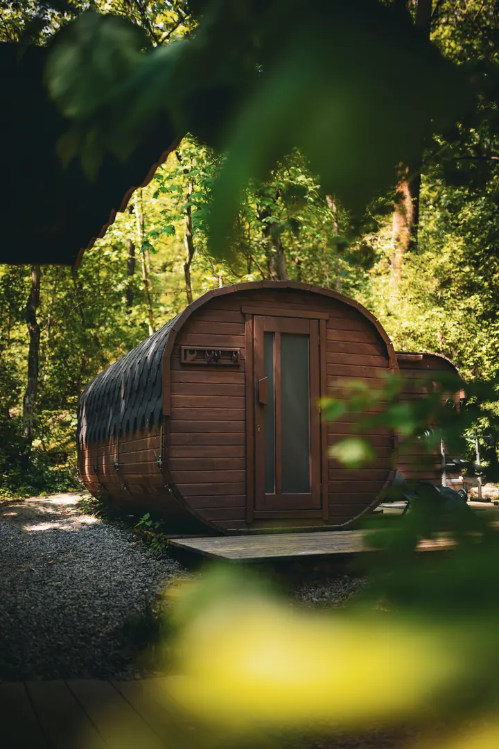 Sudová sauna schovaná mezi stromy